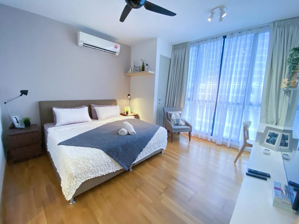 Lily and Loft - KL Gateway Bangsar LRT, WIFI, Netflix Apartment in Petaling Jaya
