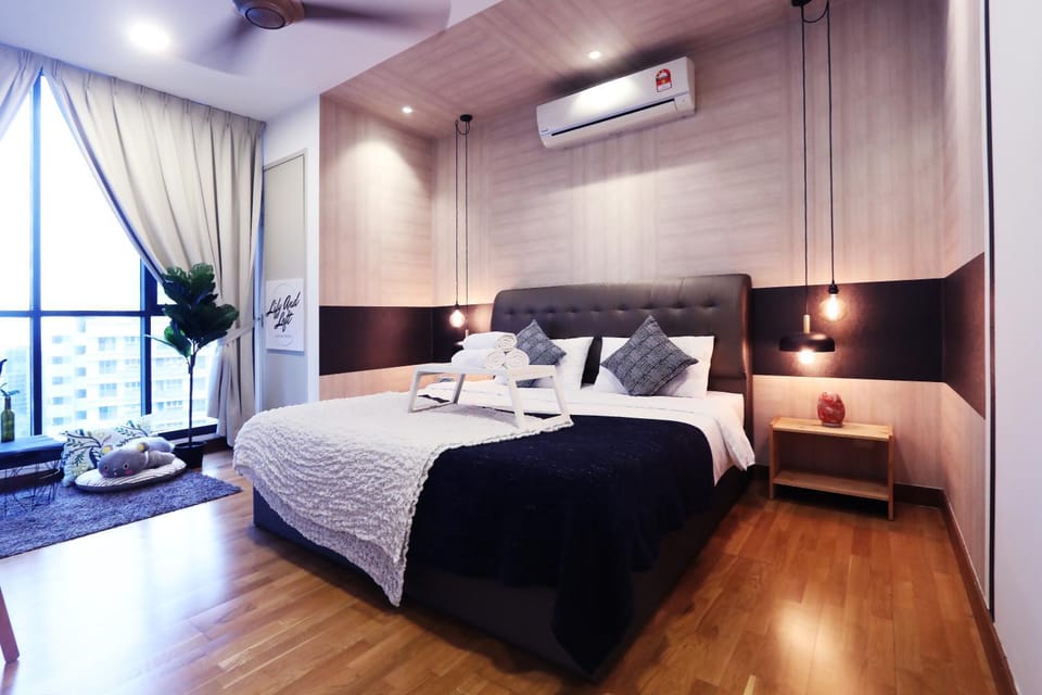 Lily and Loft - KL Gateway Bangsar LRT, WIFI, Netflix Apartment in Petaling Jaya