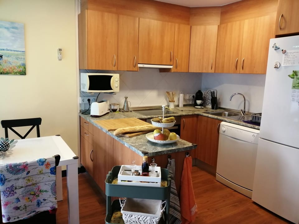 Kitchen or kitchenette, pet friendly, stove, toaster