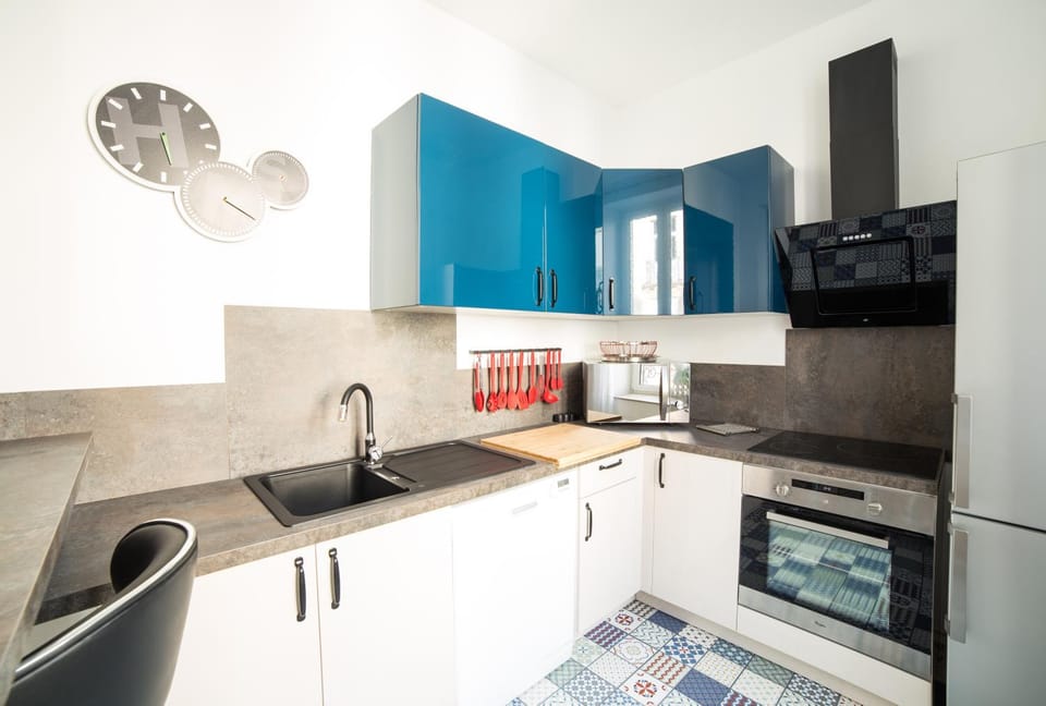 Coffee/tea facilities, Kitchen or kitchenette, Dining area