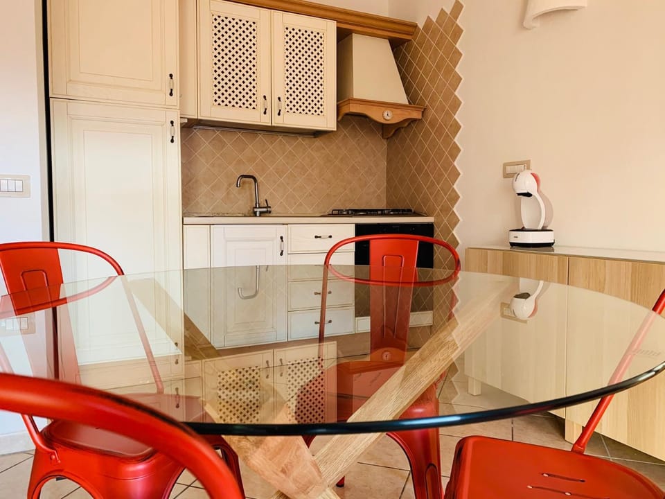 Kitchen or kitchenette, Dining area