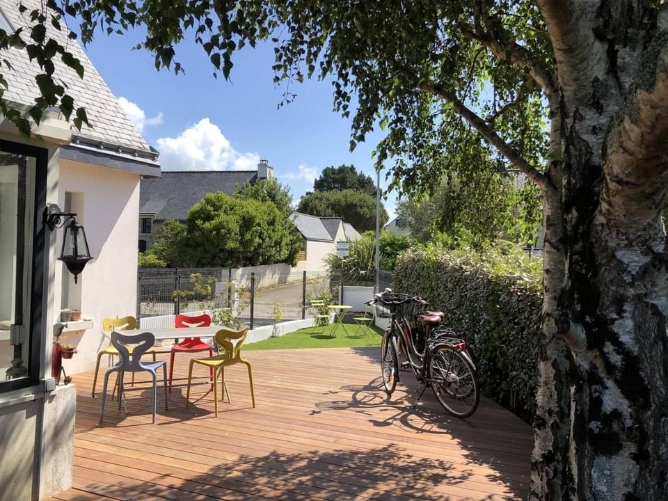 Property building, Patio, Spring, Day, Garden, Dining area