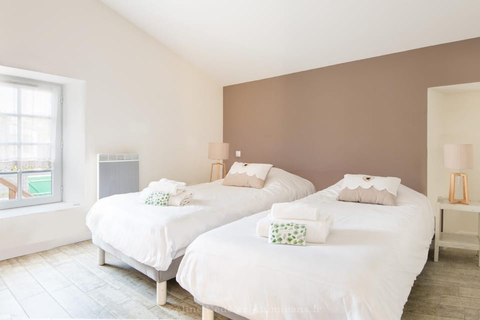 Bed, Night, Photo of the whole room, Bedroom, locker, locker, towels