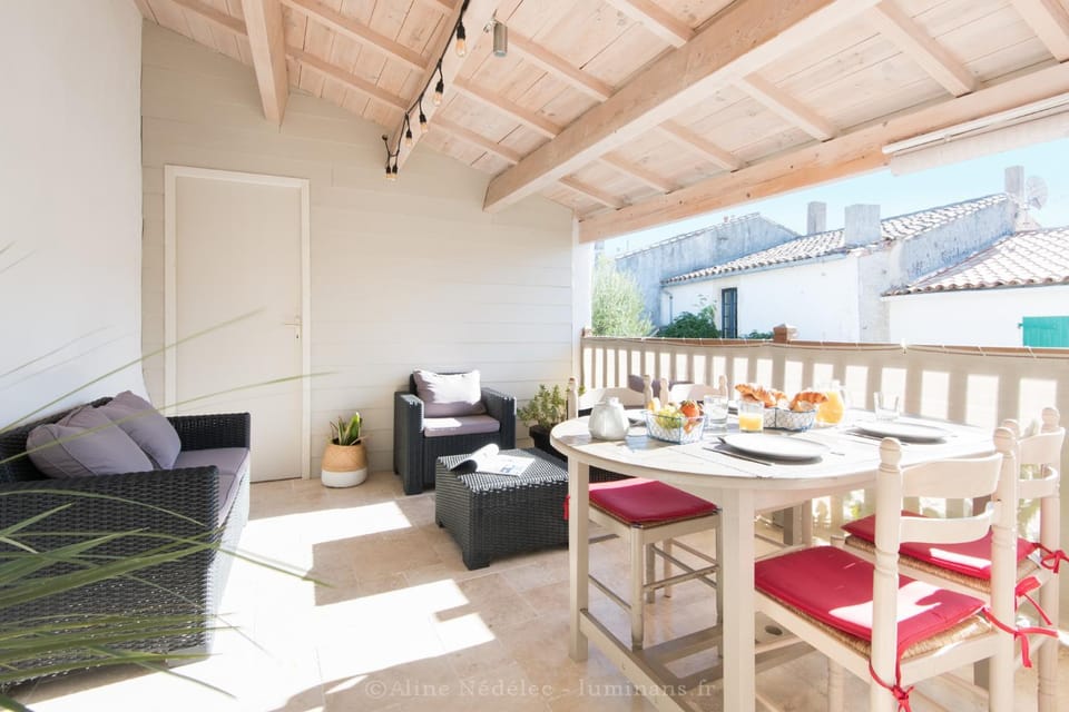 Patio, Patio, Spring, Day, Winter, Summer, Balcony/Terrace, Balcony/Terrace, Seating area, Lunch, Dinner, Sunrise, Sunset, hair dresser, locker, locker