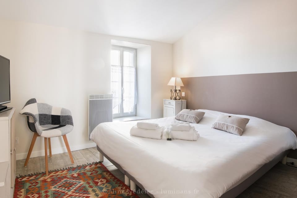 Bed, Night, Photo of the whole room, Bedroom, fireplace, locker, locker