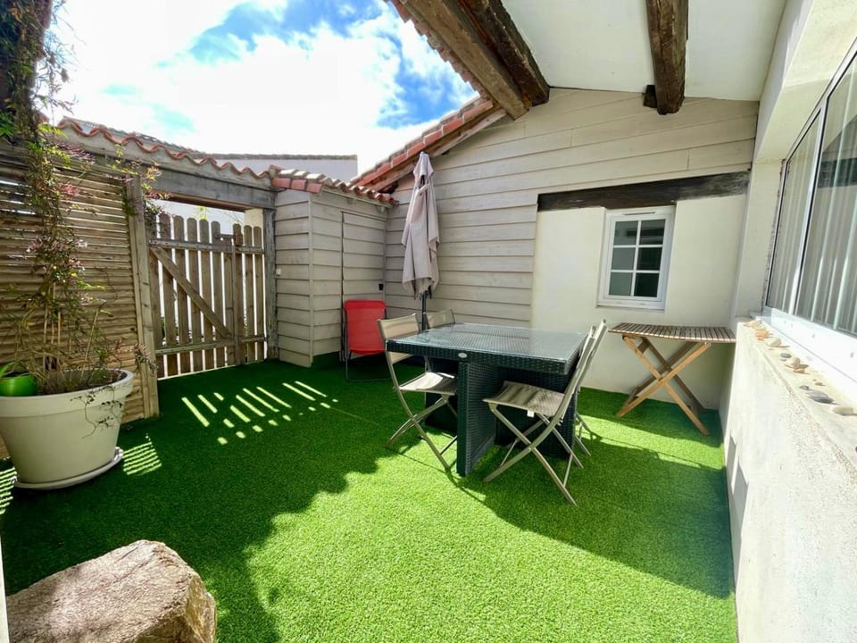 Patio, Dining area