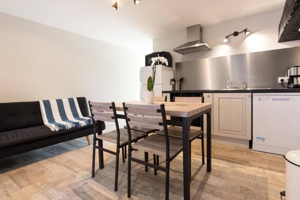 Kitchen or kitchenette, Seating area, Dining area, oven, stove