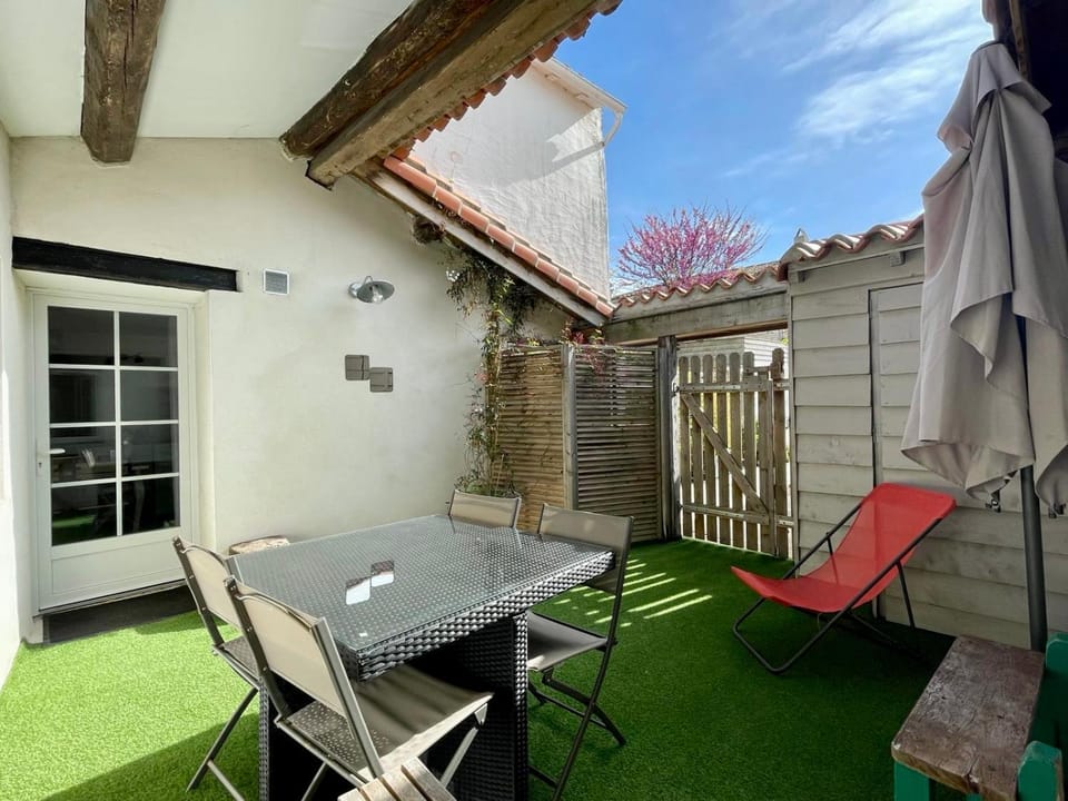 Patio, Day, Dining area