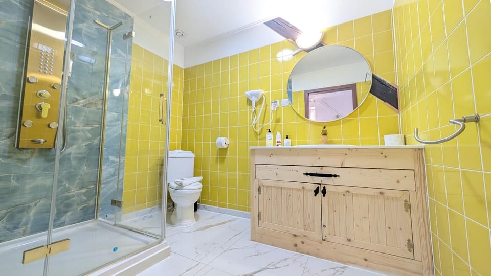 Shower, Toilet, Bathroom, towels