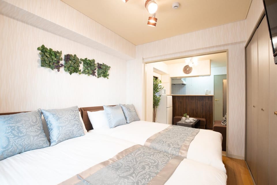 Bed, TV and multimedia, Living room, Photo of the whole room, Seating area, Bedroom, wardrobe