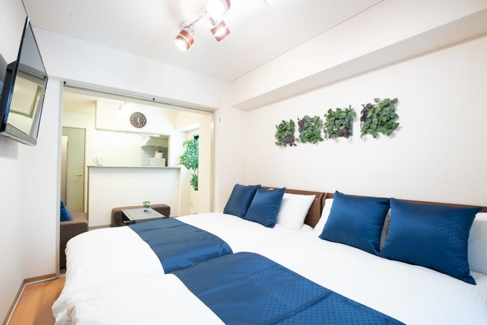 Bed, TV and multimedia, Living room, Photo of the whole room, Seating area, Bedroom