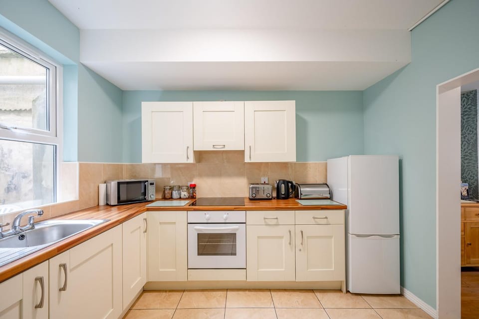 Coffee/tea facilities, Kitchen or kitchenette, Kitchen or kitchenette, Breakfast, oven, stove, toaster