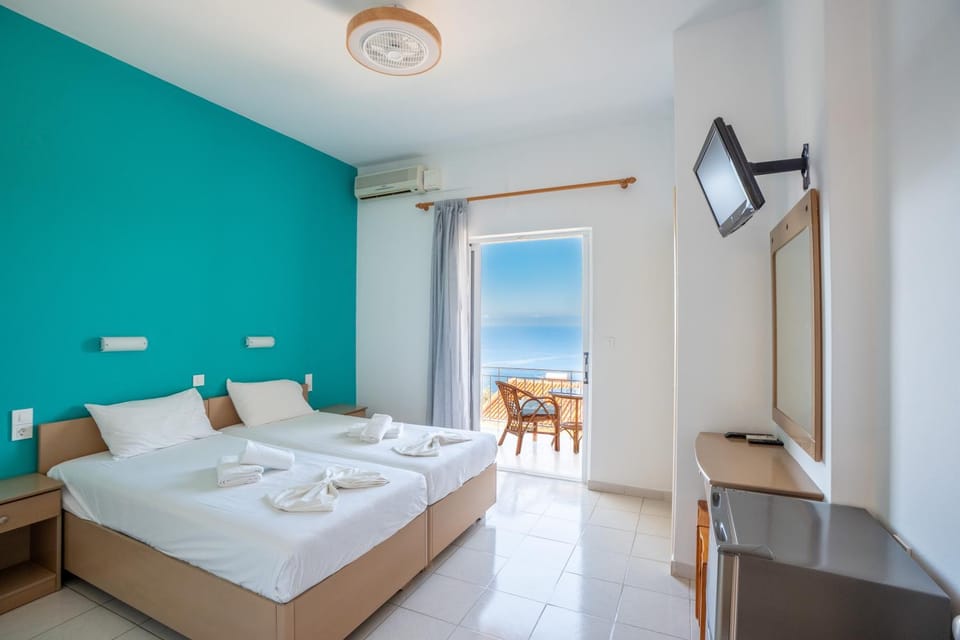 Bed, TV and multimedia, Photo of the whole room, Bedroom, towels, air conditioner