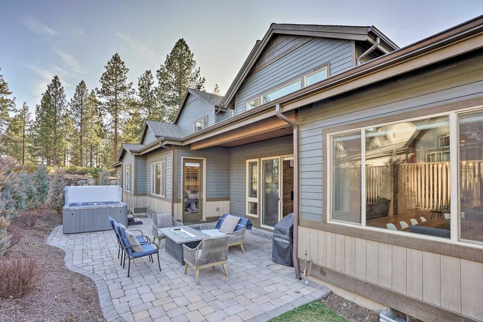 Luxury Mt Bachelor Retreat with Hot Tub and Patio House in Deschutes River Woods