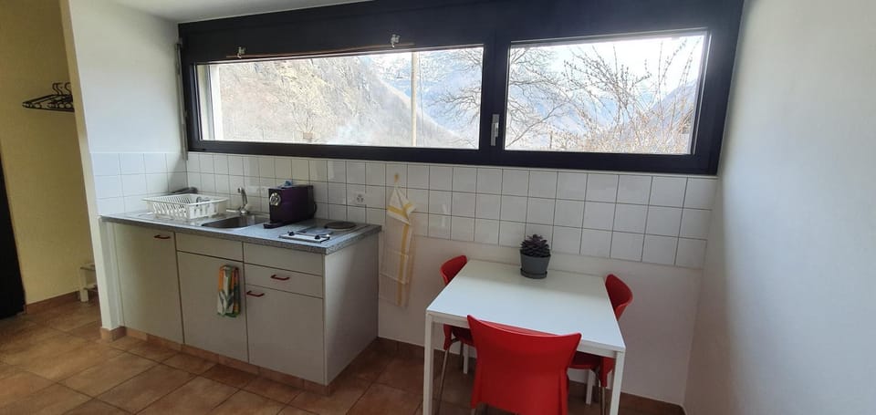 Coffee/tea facilities, Kitchen or kitchenette, Dining area, stove