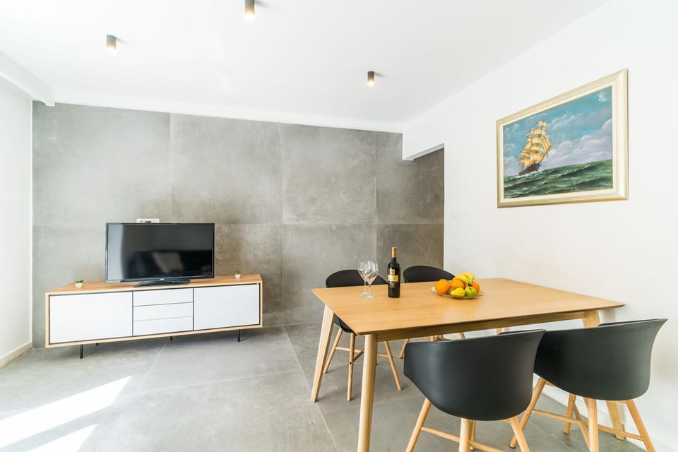 TV and multimedia, Dining area