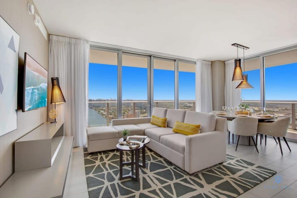 Luxury with stunning view, Balcony, Amazing Pools Apartment in Hollywood Beach