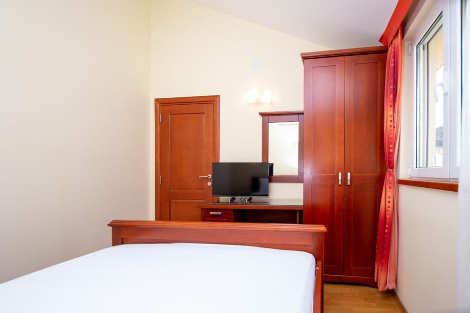 Bed, TV and multimedia, Photo of the whole room, Bedroom, wardrobe