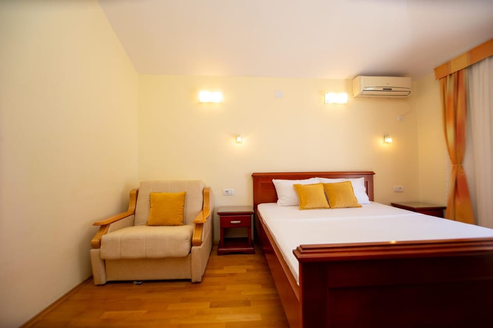 Bed, Photo of the whole room, Seating area, Bedroom, air conditioner