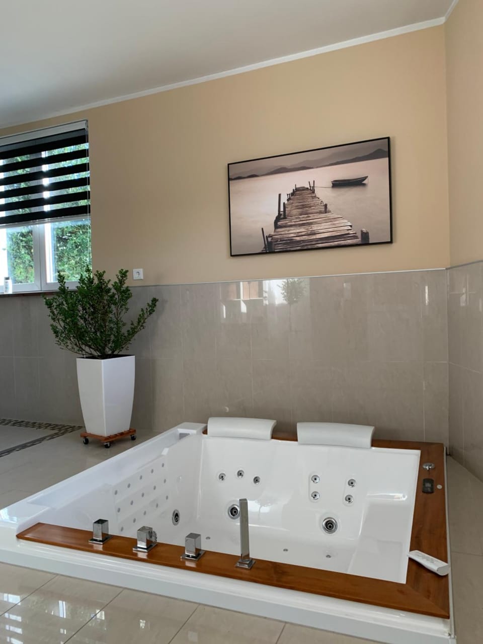 Bathroom, Decorative detail, Bath