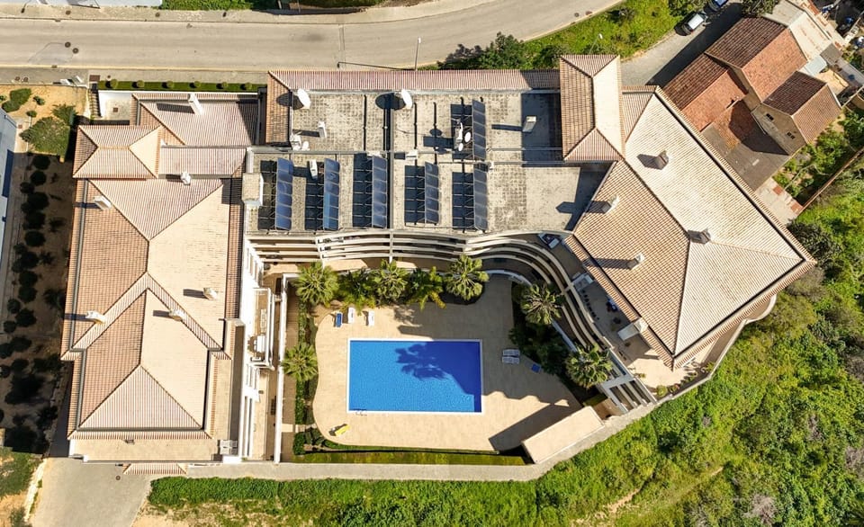 Property building, Bird's eye view, Pool view, Swimming pool, sunbed