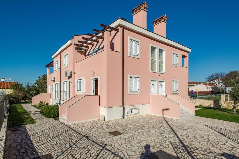 Property building, Patio, BBQ facilities, Garden, Balcony/Terrace, On site, Sea view, Street view, Area and facilities, Sunrise