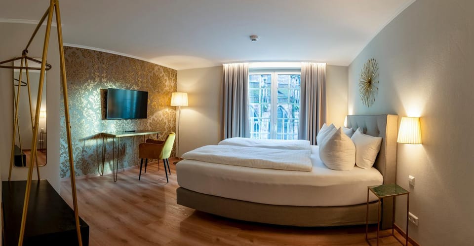 Bed, TV and multimedia, Photo of the whole room, Bedroom