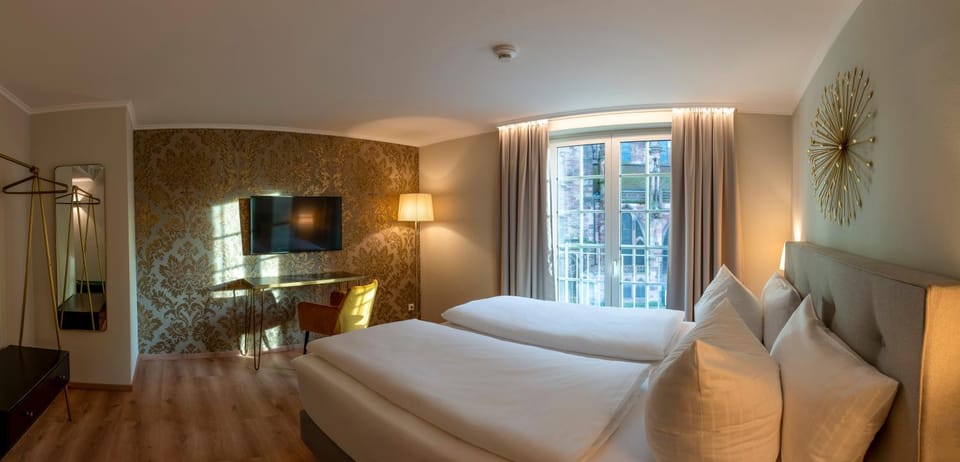 Bed, TV and multimedia, Photo of the whole room, Bedroom
