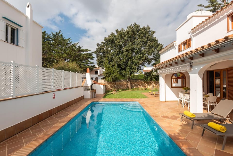 Property building, Garden, Swimming pool