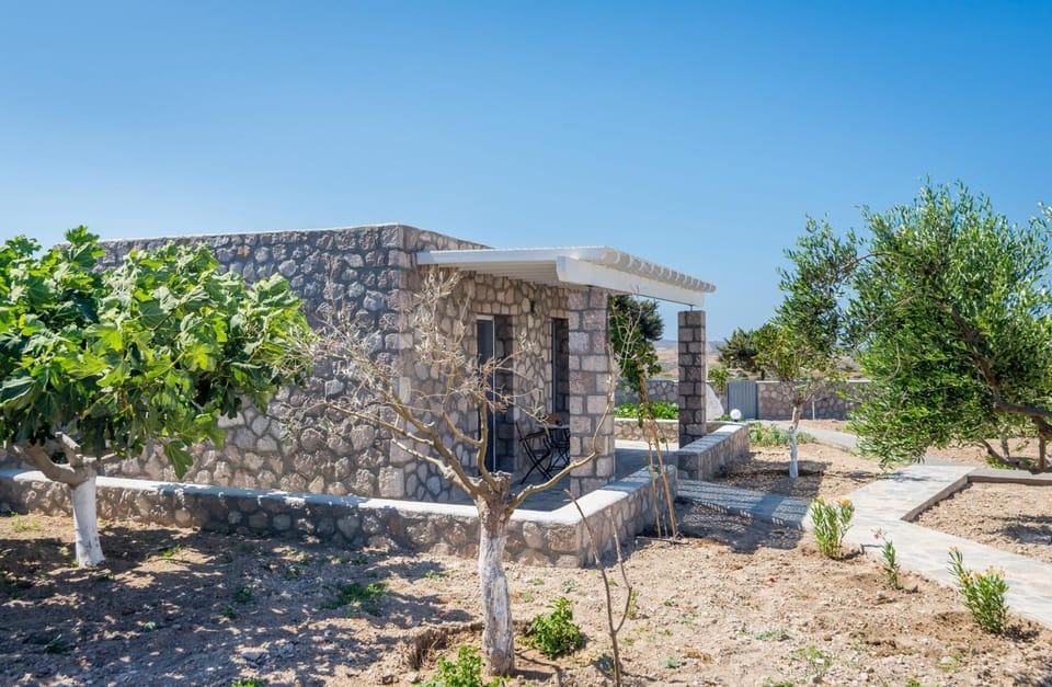 Property building, Patio, Facade/entrance, Garden