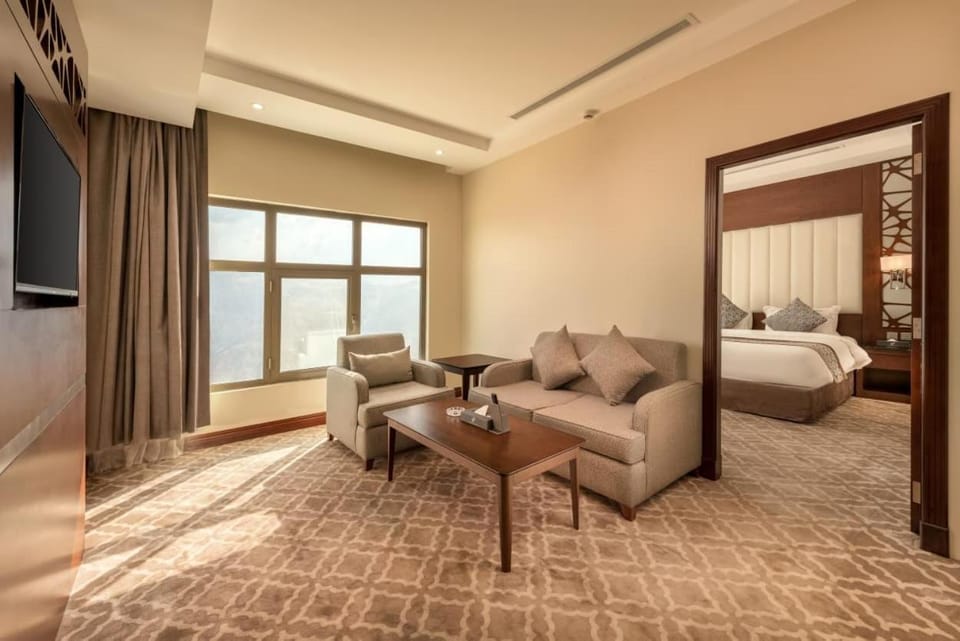 TV and multimedia, Living room, Photo of the whole room, Seating area, Bedroom