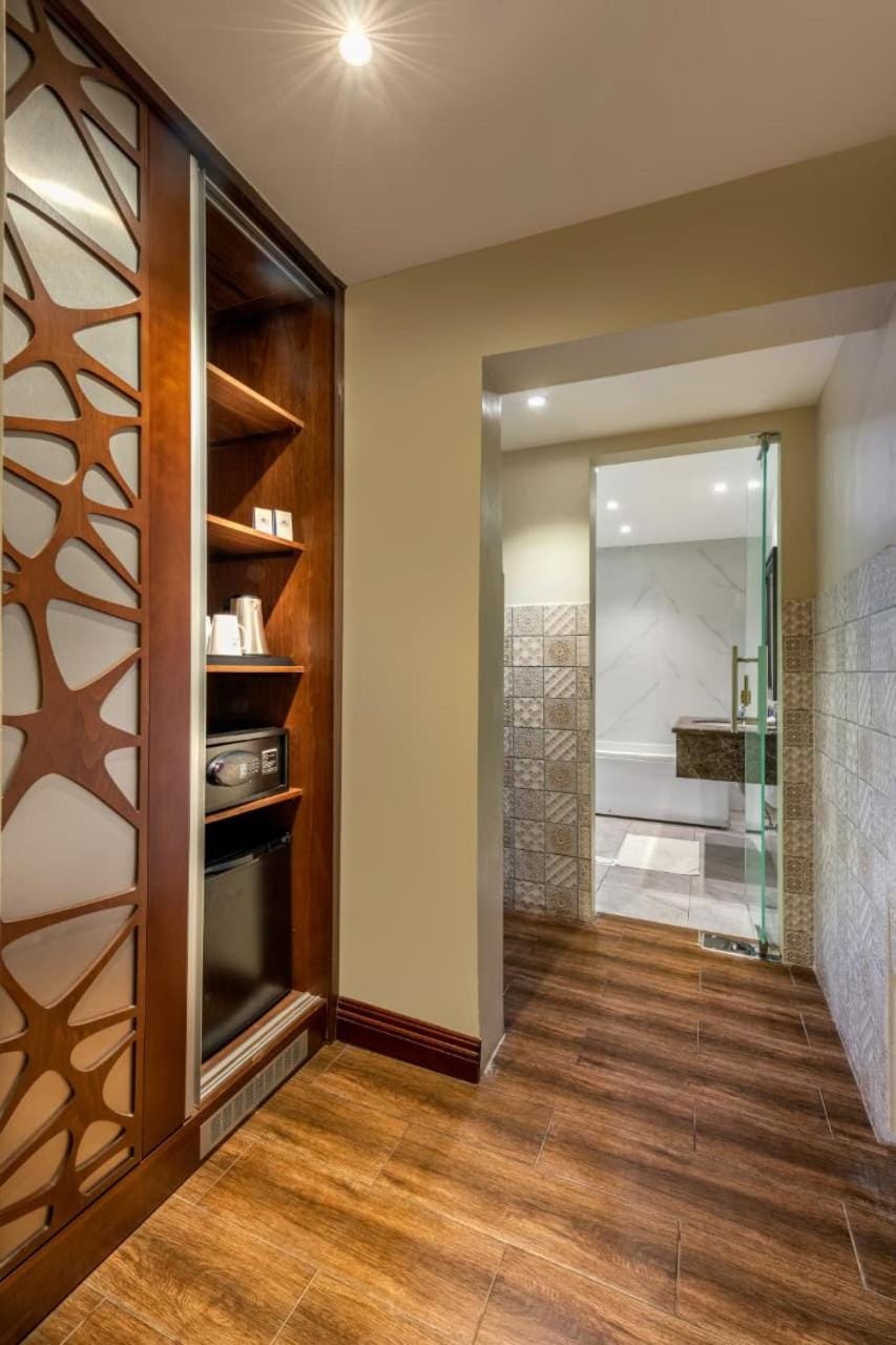 Bathroom, minibar, wardrobe