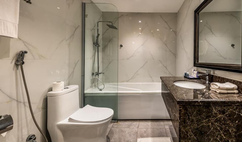 Shower, Toilet, Bathroom, Bath, towels