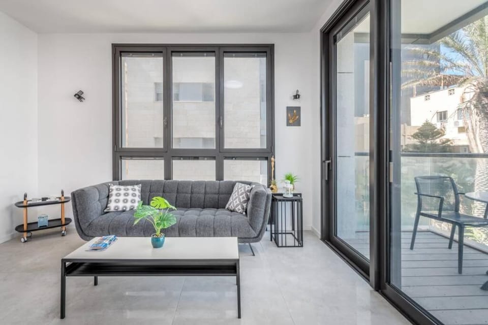 Kerem Hateimanim Area-3 BR with Balcony Apartment in Tel Aviv-Yafo