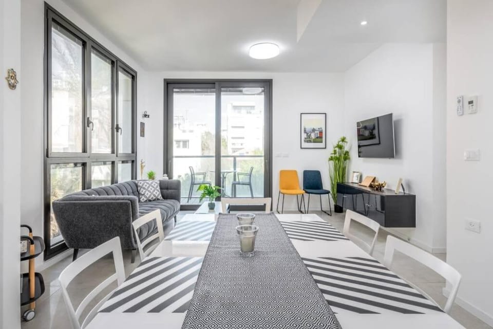 Kerem Hateimanim Area-3 BR with Balcony Apartment in Tel Aviv-Yafo