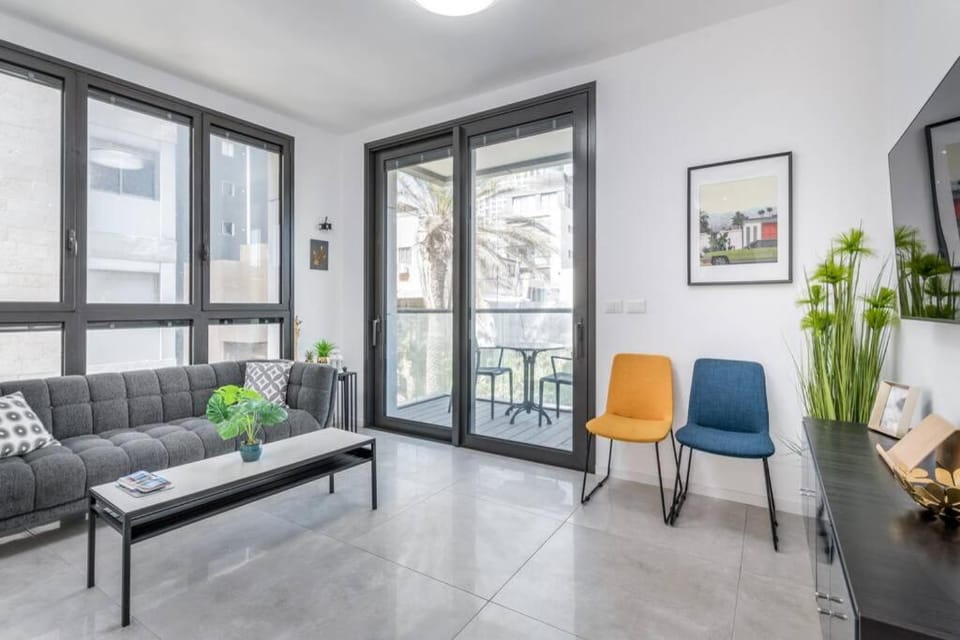 Kerem Hateimanim Area-3 BR with Balcony Apartment in Tel Aviv-Yafo