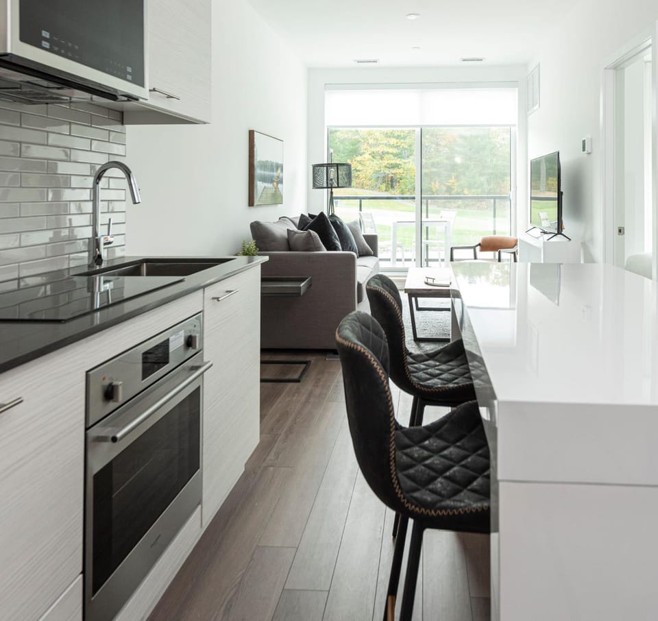 Kitchen or kitchenette, Seating area, Dining area
