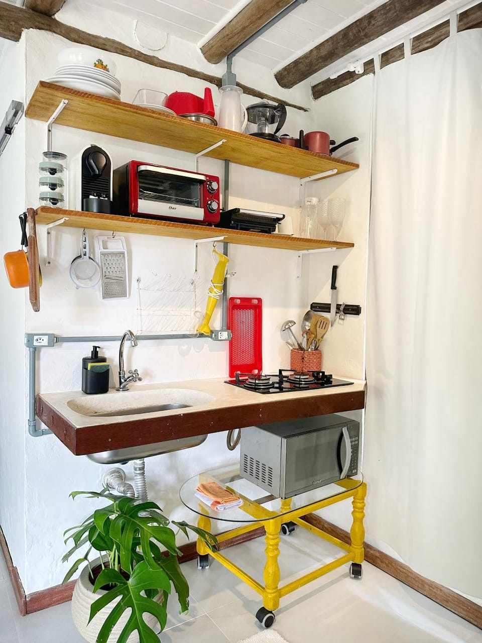 Kitchen or kitchenette, minibar