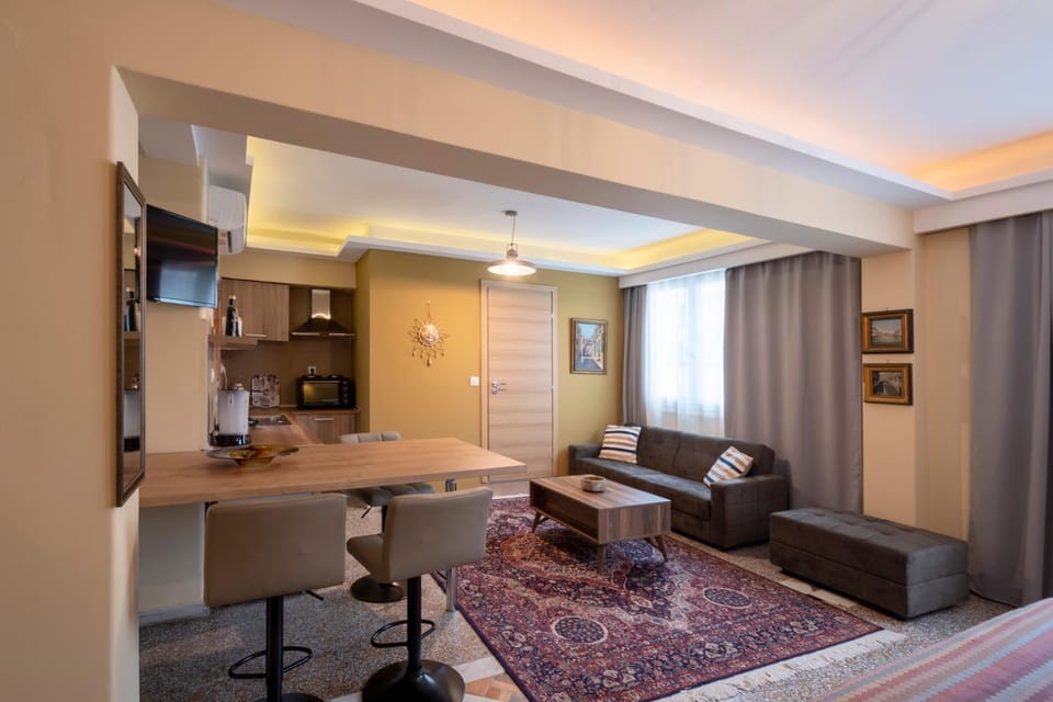 TV and multimedia, Kitchen or kitchenette, Living room, Seating area, Dining area