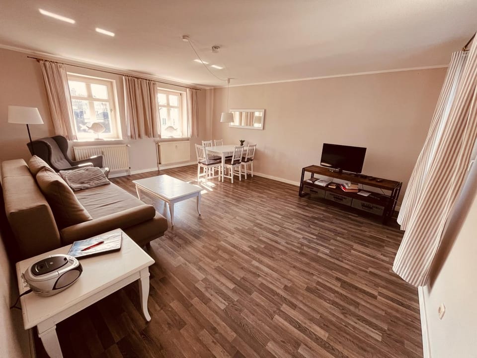 TV and multimedia, Living room, Seating area, Dining area