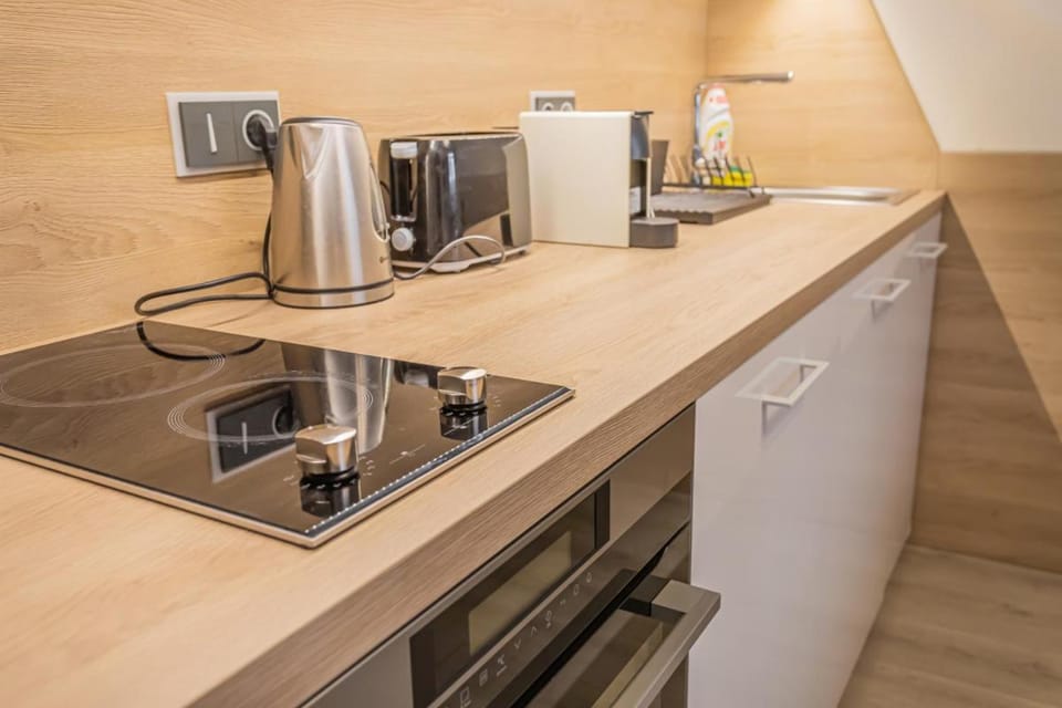 Coffee/tea facilities, Kitchen or kitchenette, stove, toaster
