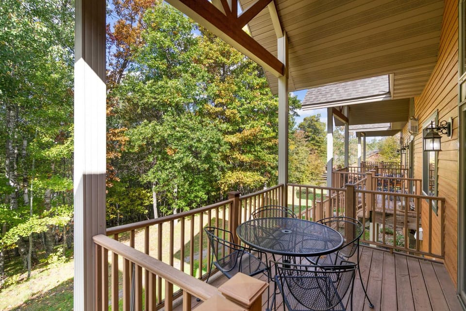Gull Lake All-Season Getaway w/ Private Deck House in Lake Shore