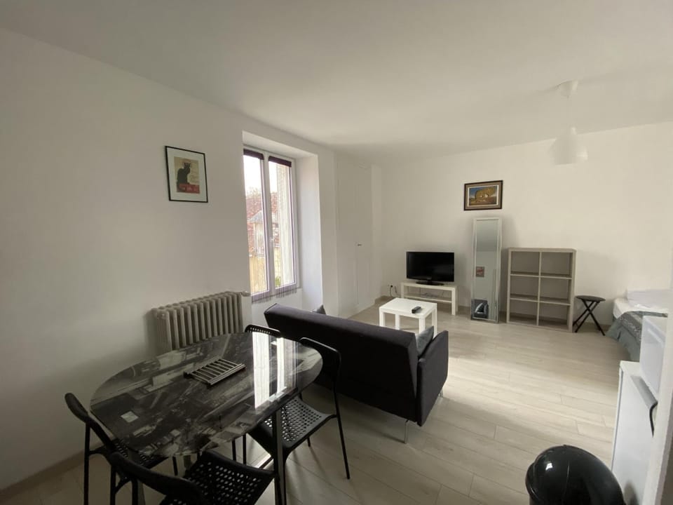 Appartement Rénové avec Cuisine Américaine et WIFI, Proche des Thermes Saint Roch - FR-1-541-32 Apartment in Centre-Val de Loire