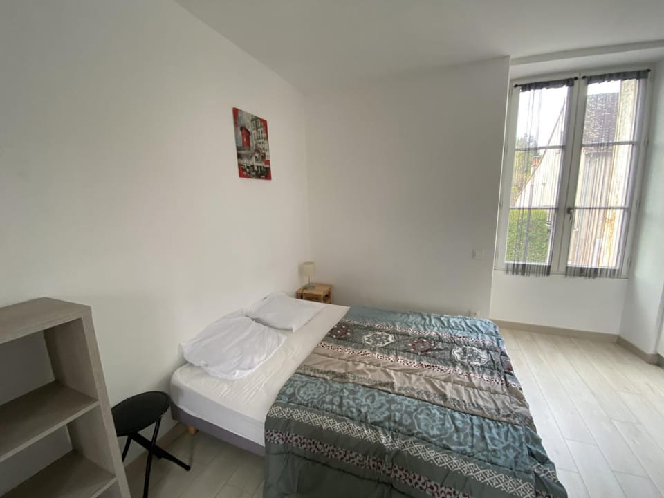 Appartement Rénové avec Cuisine Américaine et WIFI, Proche des Thermes Saint Roch - FR-1-541-32 Apartment in Centre-Val de Loire