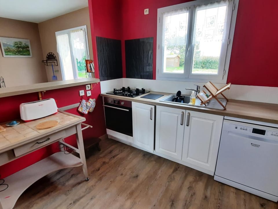 Maison de plain-pied avec jardin clôturé, proche Thermes St Roch - 3 chambres, WiFi, cuisine équipée - FR-1-541-46 House in Nouvelle-Aquitaine