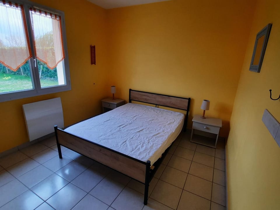 Maison de plain-pied avec jardin clôturé, proche Thermes St Roch - 3 chambres, WiFi, cuisine équipée - FR-1-541-46 House in Nouvelle-Aquitaine
