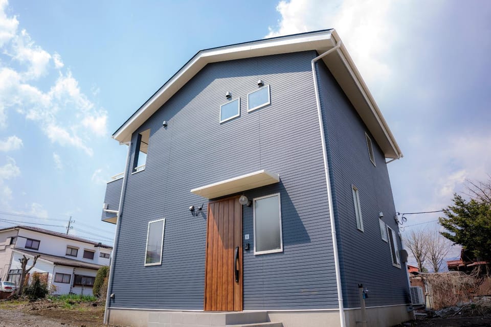 Property building, Facade/entrance, Day