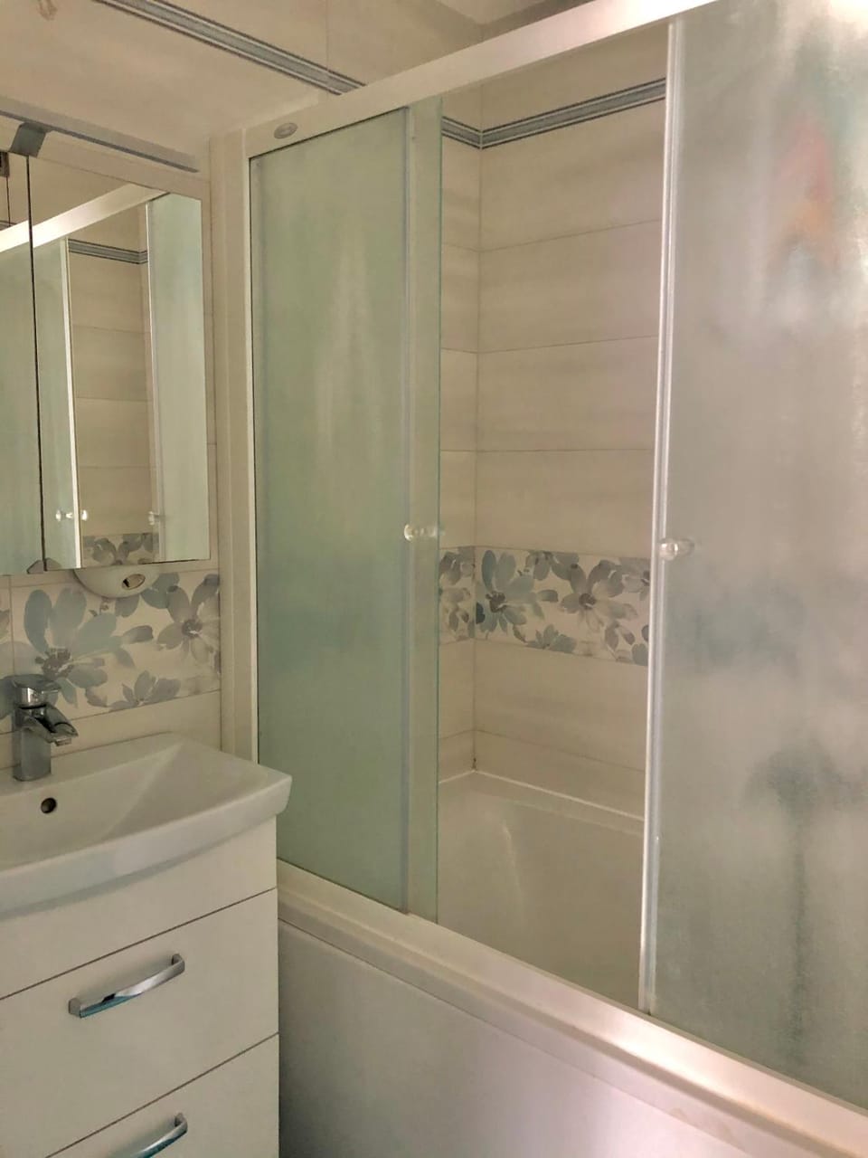 Shower, Toilet, Bathroom, Decorative detail, towels