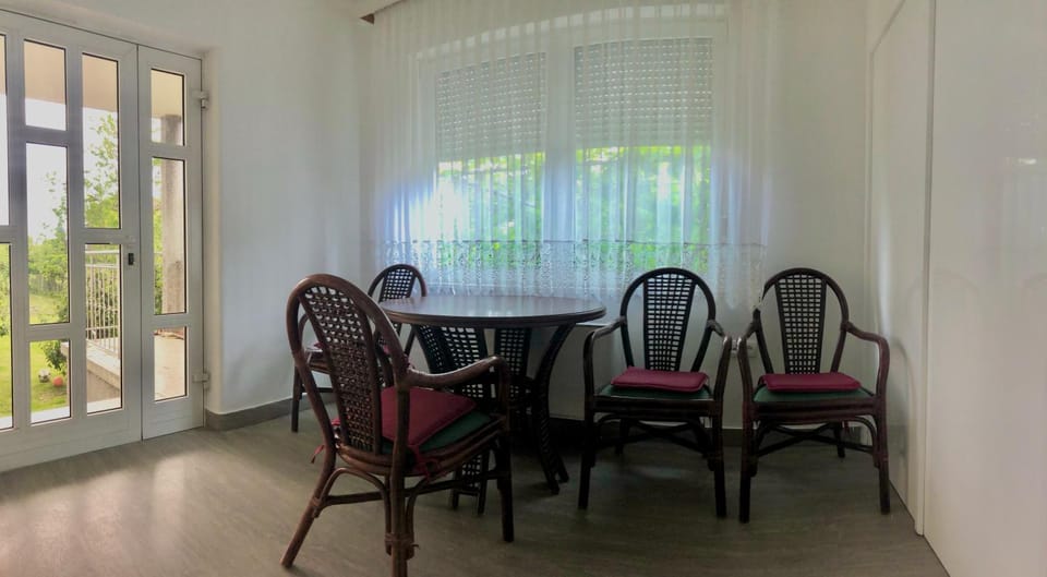 Facade/entrance, Seating area, Dining area, Pets, internet