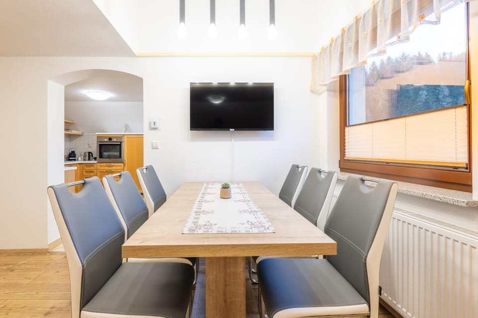 Communal lounge/ TV room, TV and multimedia, Living room, Dining area